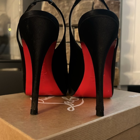Christian Louboutin satin bow heels. Gorgeous. Size 40. - Picture 9 of 9